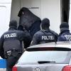 Ein Verdächtiger wird von Polizisten zum Haftprüfungstermin in Karlsruhe gebracht. 