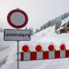 Meterhoher Schnee in Balderschwang. Die Straße nach Österreich ist gesperrt.