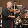 Festival der Nationen 2021 im Kurhaus Bad Wörishofen: Stargeiger Nigel Kennedy spielt Beethoven, die Russische Kammerphilharmonie St. Petersburg begleitet ihn. Stehende Ovationen gab es nach dem Konzert von den Zuschauern. 	