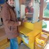 Nur noch bis Ende März betreut Elisabeth Kutscher in der kleinen Merchinger Postfiliale die Kunden, im Bild mit Alain Hamid.