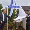 Karlshulds Bürgermeister Michael Lederer und OB René Pöltl aus Schwetzingen enthüllten das Schild „Schwetzinger Platz“. 	 	