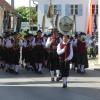 Die Musikkapelle führte den Zug vom Tussenhausener Marktplatz hinaus zur Kapelle an, wo ein Festgottesdienst gefeiert wurde.