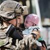 Rette sich, wer kann: Eine US-Soldatin kümmert sich am Flughafen von Kabul um ein Baby, um es in Sicherheit zu bringen. 