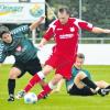 Wie hier die Akteure des 1. FC Schweinfurt 05 würden die Aindlinger am morgigen Sonntag am Schüsselhauser Kreuz sicher auch gerne den TSV Großbardorf schwindelig spielen. Sebastian Szikal (Mitte) und seine Kollegen hoffen ab 15 Uhr auf möglichst viele Besucher.   