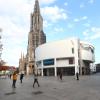 Heute ist der Münsterplatz ohne das Stadthaus kaum mehr vorstellbar  Bei der Eröffnung 1993 war der Bau höchst umstritten. Ein Buch erklärt jetzt die Architektur des Richard-Meier-Baus.