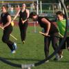 Ringe auf Stangen dienen beim Quidditch als Tore. Ihre Besenstiele müssen die Spieler ständig zwischen den Beinen behalten. 