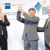 Werner Fech (Mitte) freut sich über den bayerischen Exportpreis für sein Unternehmen in Buttenwiesen. Bayerns Wirtschaftsminister Martin Zeil (li.) und Jürgen Schmid, Präsident der Handwerkskammer Schwaben (re.) beglückwünschten ihn.  