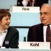 Bundeskanzler Helmut Kohl und Frauenministerin Angela Merkel während des Parteitags der CDU am 16. Dezember 1991 im Kulturpalast in Dresden.