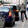 In der Hermanstraße kurz vor dem Königsplatz war bisher kein Platz für Fahrradfahrer. Die Stadt will das nun testweise ändern - und dafür den Platz für den Autoverkehr verringern. 