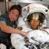 Die US-Astronautinnen Christina Koch (rechts) und Jessica Meir auf der Internationalen Raumstation.