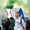 Aktivisten der  rechtspopulistischen Partei Lega halten Rauchfackeln bei einer Demonstration in Mailand in die Höhe.