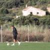 Nachdenken über Fußball in spanischer Abgeschiedenheit: FCA-Trainer Markus Weinzierl auf dem Trainingsplatz von Estepona. 