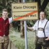 Simon (von links), Georg und Thomas Egen haben das Ortsschild der Gemeinde Weil am Ortsausgang in Richtung Epfenhausen „überarbeitet“. Es weist nun den Weg nach „Klein Chicago“.