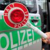 Polizisten hielten in Derching einen Kleinlaster an, der deutlich überladen schien.
