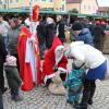 Umlagert waren in Rehling die beiden Nikoläuse, bei denen sich die Kinder Süßigkeiten abholen durften.