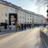 Die Brechtparade zieht vom Rathaus nach Lechhausen, vorneweg ein Teppich mit Bertolt-Brecht-Motiv.