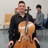 Cellist Stefan Cazacu hatte sich für die zweite Runde des Donau-Instrumental-Wettbewerbs qualifiziert. Im Hintergrund sein Klavierbegleiter Tatsuya Ohira.