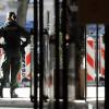 Eine Polizistin vor dem Hotel Bayerischer Hof während einer Sicherheitskonferenz in München.