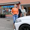 In Wettenhausen wird einem geholfen. Das Foto zeigt (von links) Elisabeth Schwarz, Kundin Sophie Eder und Inhaberin Hermine Kircher vor dem Geschäft im Ort.  