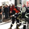 Feuerwehr und Jugendrotkreuz machten in einer gemeinsamen Übung auf ihre Vereine aufmerksam. Die 8-jährige Jasmin probierte am Stand des Musikvereins die Querflöte aus. 
