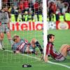 Bayern Münchens Torwart Oliver Kahn (M) und Mehmet Scholl (r) und Michael Tarnat (L) sind am 26.05.1999 nach dem Champions League Finale gegen Manchester United enttäuscht.
