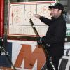 Gute Laune vor dem Saisonstart: An der Taktik-Tafel erklärt Trainer Stefan Roth den Landesliga-Eishockeyspielern des ESV Burgau die richtige Strategie. 	