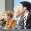Der Kandidat blickt in Richtung der Frau, die ihn noch vor 20 Monaten nicht als Bundespräsidenten wollte: Joachim Gauck, Angela Merkel (CDU), Horst Seehofer (CSU) und Philipp Rösler (FDP) bei der gemeinsamen Pressekonferenz am Sonntagabend in Berlin.   