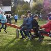Viel Spaß hatten die Binswanger Kinder bei der Eröffnung des neuen Spielplatzes in der Gartenstraße. Im Rahmen der Dorferneuerung wurde er gestaltet.