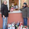 Petra und Markus Fischer überreichten Christine Mikut die Geschenke für die Bewohner des AWO-Seniorenheims.