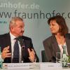 Die bayerische Wirtschaftsministerin Ilse Aigner mit Fraunhofer-Präsident Reimund Neugebauer in Augsburg.