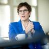 CDU-Chefin Annegret Kramp-Karrenbauer will die Lohnfortzahlung für Eltern ausweiten.
