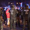 Halberstadt, Sachsen-Anhalt: Polizisten stehen vor den Teilnehmern einer Demonstration gegen die Corona-Maßnahmen