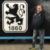 Wenn der Mannschaftsbus des TSV 1860 München irgendwo parkt, dann ist Harry Straßer oft nicht weit. Der Holzheimer ist glühender Fan der Löwen und der Spatzen. Foto: Sammlung Harry Straßer. 