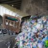 Abfall wird in Palma auf einer Deponie entladen. Um den Massen an Plastik und Einwegverpackungen Herr zu werden, haben die Balearen seit Anfang des Jahres ein neues Gesetz.