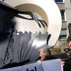 Vertreter des Agrarbündnisses Niedersachsen überreichen Landwirtschaftsminister Christian Meyer (Grüne, rechts) vor dem Landwirtschaftsministerium in Hannover (Niedersachsen) symbolisch - mit einem übergroßen Teller, auf dem eine Gabel und Schweine liegen, ihre Forderungen für die Agrarministerkonferenz.