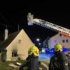 Die Feuerwehr Kissing löscht ein brennendes Haus in der Ottmaringer Straße in Kissing.