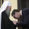 Göttlicher Beistand? Aleksandar Vucic, Präsident von Serbien, küsst die Hand des serbisch-orthodoxen Kirchenpatriarchen. Vucic gilt als Meister gezielter Provokationen. 