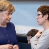 Kanzlerin Angela Merkel und Annegret Kramp-Karrenbauer, CDU-Bundesvorsitzende, im Bundestag.