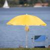 Ein Sonnenschirm steht an einem Strand am Altmühlsee. Tief "Jantra" am Wochenende für einen grundlegenden Wetterwechsel.