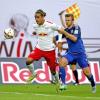 Der RB Leipzig besiegt den FC Ingolstadt in einem Testspiel mit 2:0. Das Foto zeigt den Leipziger Yussuf Poulsen (links) im Duell mit dem Ingolstädter Konstantin Engel. 