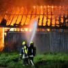 Über Stunden hinweg haben rund 100 Feuerwehrkräfte den Brand einer Lagerhalle auf dem Rinderhof in Mühlried gelöscht.
