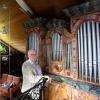 Günter Fischer aus Agawang hat eine Kirchenorgel in sein Wohnzimmer eingebaut /