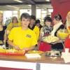 Auch in der Schülerfirma der Babenhauser Hauptschule war Lumni aktiv. Unser Foto zeigt ihn als „Chefkoch“ bei der Aktion „Gesundes Pausenbrot“. Nun erhielt er ein Stipendium.  