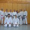 Die Karatekas in Oettingen haben ihre Fähigkeiten bei einem Danshakai, einem Treffen mit Wissensaustausch und gemeinsamem Training, verfeinert. Vorne die beiden Prüflinge Jonas Schweier und Nadja Boy.