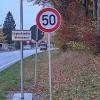 Am Krumbacher Ortseingang aus Nattenhausen fehlt aktuell das Ortsschild. Dort steht ein provisorisches Schild zur Geschwindigkeitsbegrenzung wegen einer Baustelle.