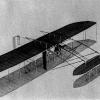 Der Flugpionier Orville Wright bei einem Flugversuch mit einem Doppeldecker im September 1903 in Fort Myers. Am 17. Dezember 1903 gelang ihm in der erste kontrolliert gesteuerte Motorflug der Welt. Bei dem 12 sekündigen Flug legte Wright eine Strecke von 53 Metern zurück, wobei er Kurven und Kreise flog. 