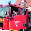 Zweiter Kommandant Günther Kunz und Kommandant Markus Bettighofer von der Feuerwehr Oberrohr sind stolz auf das neue Staffellöschfahrzeug, das vergangene Woche eingetroffen ist. Foto: Maximilian Czyzsz