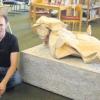 In den nächsten Wochen wird in den Räumen der öffentlichen Bücherei Kissing eine Holzskulptur ausgestellt sein. Dabei handelt es sich um das Meisterstück des Kissinger Künstlers Arnold Pilz. 