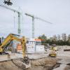Kräne und Baumaschinen prägen jetzt die Szenerie auf dem ehemaligen Prix-Gelände in Schondorf. Die Bauarbeiten haben begonnen.
