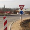 Seit heute gehen die Arbeiten am Kreisverkehr bei Roggden weiter. Die Staatsstraße zwischen Wertingen und Zusamaltheim ist deshalb gesperrt. 